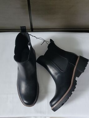 Universal Thread Black Chelsea Lug Sole Ankle Boots